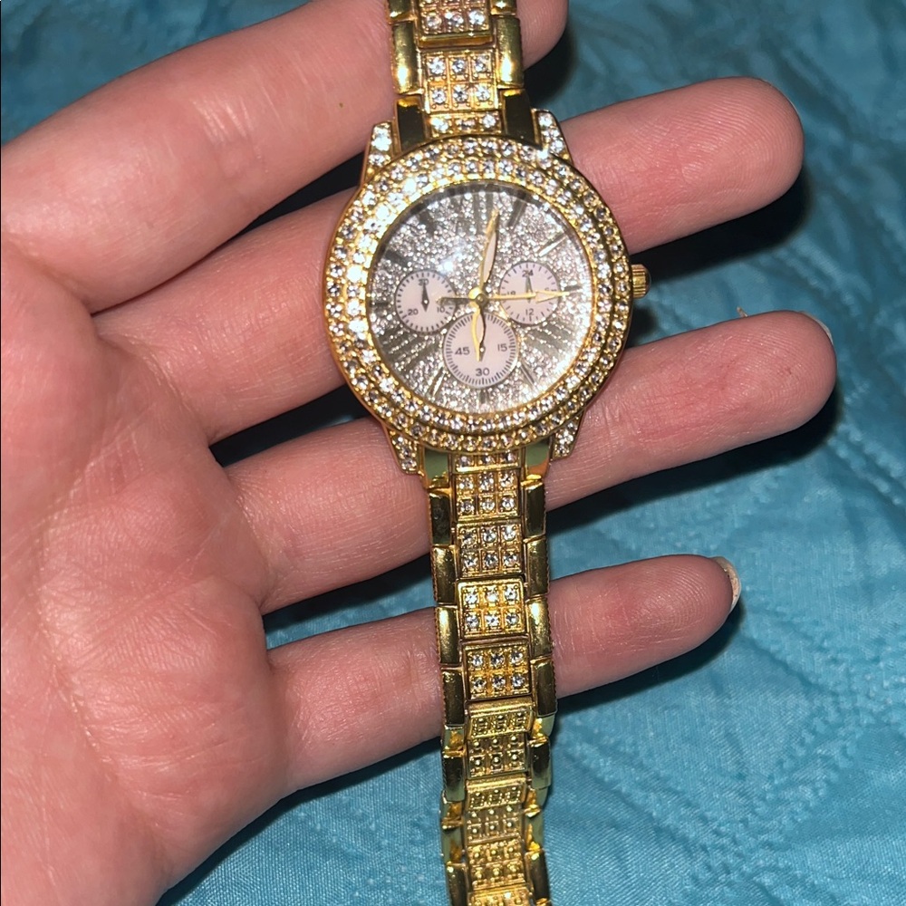 Elegant Gold Women's Watch it’s good but it’s not for me